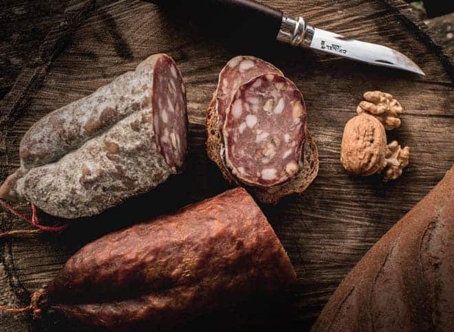 Saucisson artisanale, saucisson nature et fumée, Vente en direct de la salaison familiale. Charcuterie artisanale, saucisson, saucisse, diot, jambon, de Haute-Savoie & viande de qualité supérieure en ligne.