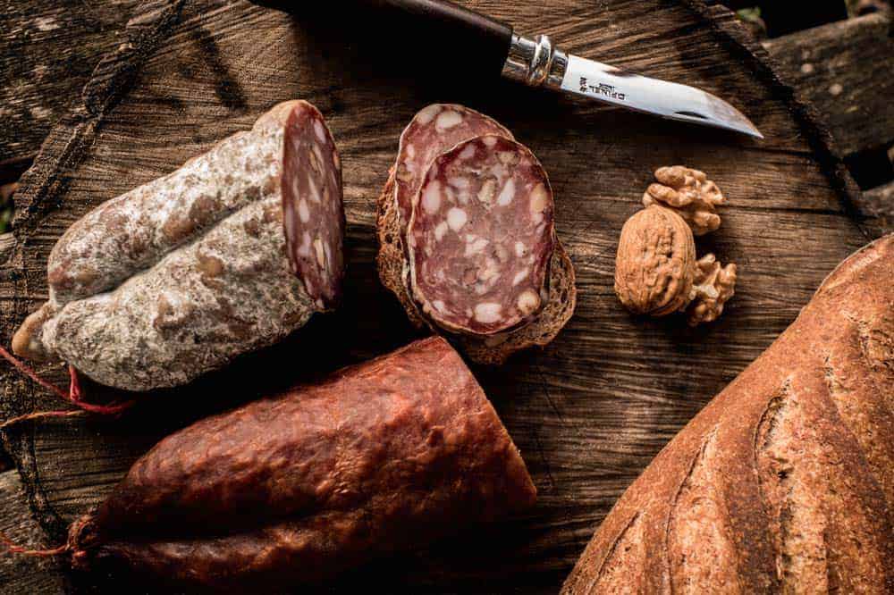 Maison Alpin. Vente en direct de la salaison familiale. Charcuterie artisanale, saucisson, saucisse, diot, jambon, de Haute-Savoie & viande de qualité supérieure en ligne.