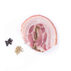 Poitrine roulée cuite au poivre et graine. Maison Alpin. Vente en direct de la salaison familiale. Charcuterie artisanale, saucisson, saucisse, diot, jambon, de Haute-Savoie & viande de qualité supérieure en ligne.