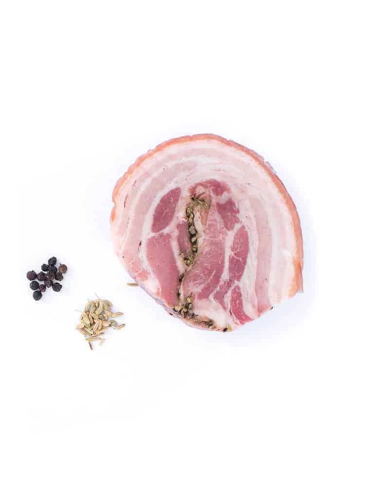 Poitrine roulée cuite au poivre et graine. Maison Alpin. Vente en direct de la salaison familiale. Charcuterie artisanale, saucisson, saucisse, diot, jambon, de Haute-Savoie & viande de qualité supérieure en ligne.