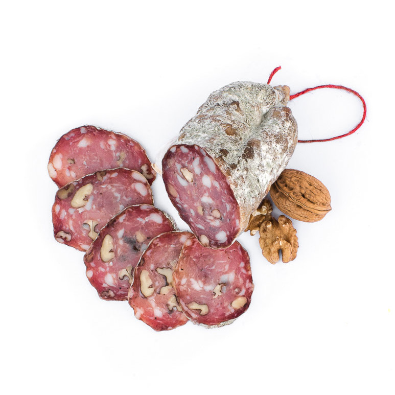 Saucisson sec aux noix. Vente en direct de la salaison familiale. Charcuterie artisanale, saucisson, saucisse, diot, jambon, de Haute-Savoie & viande de qualité supérieure en ligne.