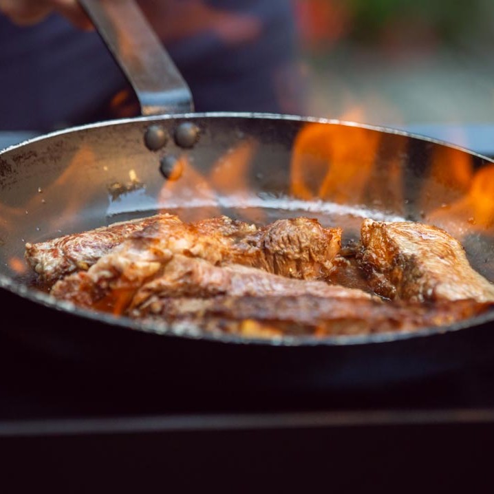 Médaillon de porc flambé. Vente en direct de la salaison familiale. Charcuterie artisanale, saucisson, saucisse, diot, jambon, de Haute-Savoie & viande de qualité supérieure en ligne.