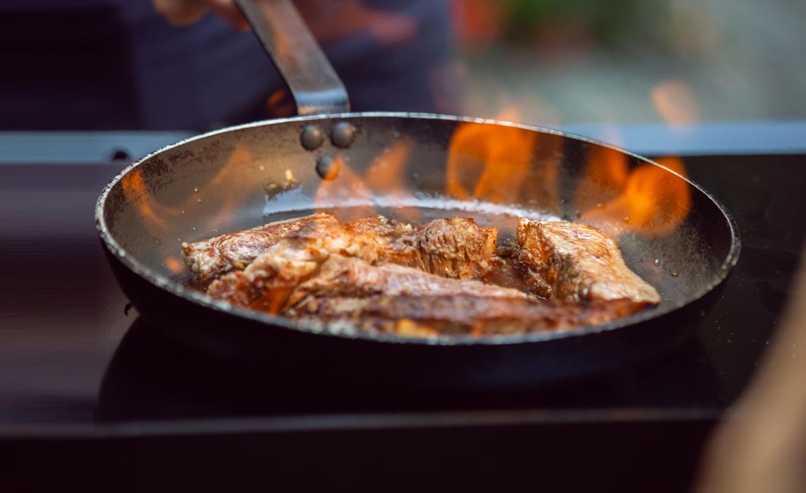 Médaillon de porc flambé. Vente en direct de la salaison familiale. Charcuterie artisanale, saucisson, saucisse, diot, jambon, de Haute-Savoie & viande de qualité supérieure en ligne.