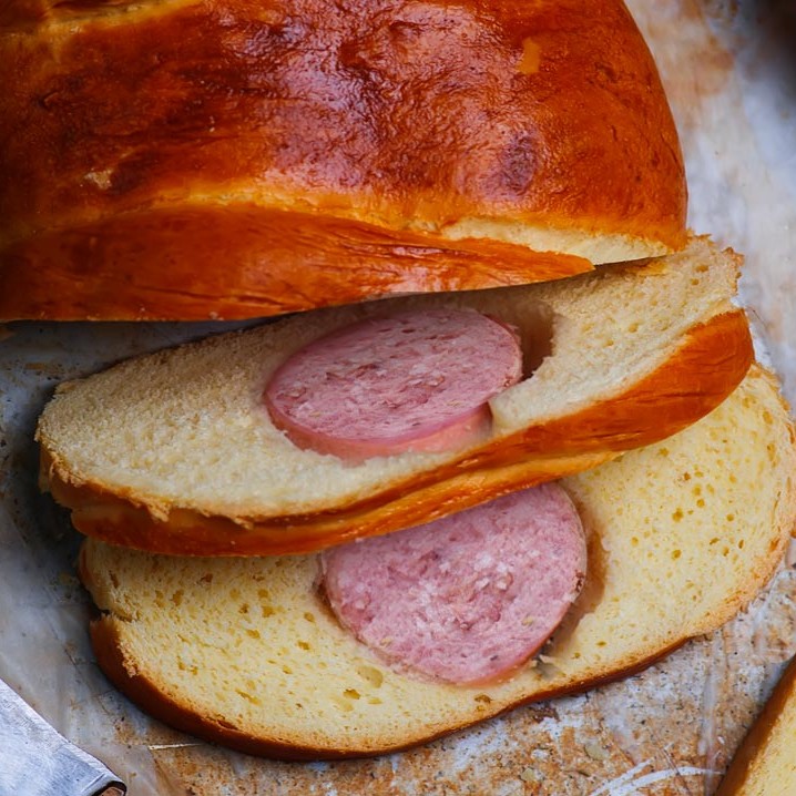 Saucisson à cuire brioché. Vente en direct de la salaison familiale. Charcuterie artisanale, saucisson, saucisse, diot, jambon, de Haute-Savoie & viande de qualité supérieure en ligne.