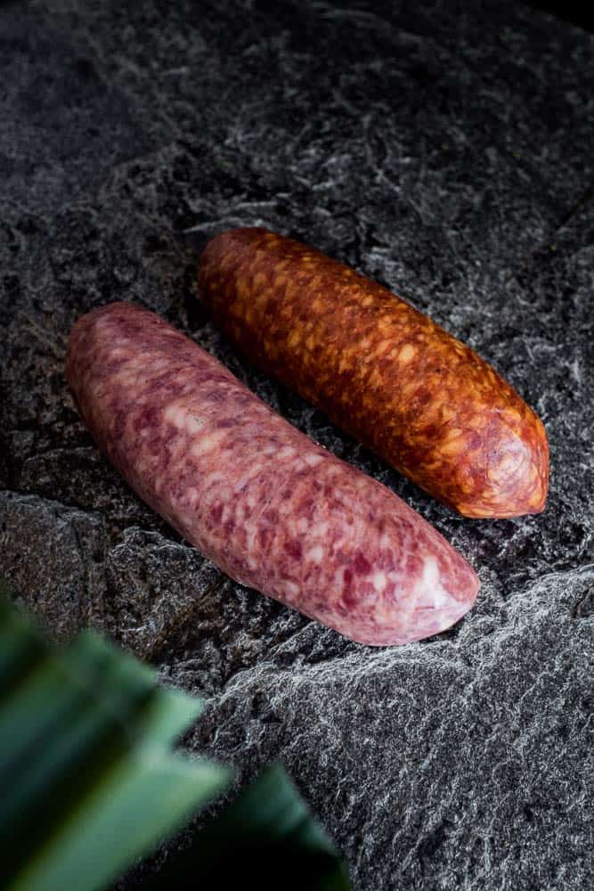 Charcuterie artisanale de savoie Les diots nature et fumée. Maison Alpin. Vente en direct de la salaison familiale. Charcuterie artisanale de Haute-Savoie de qualité supérieure en ligne.