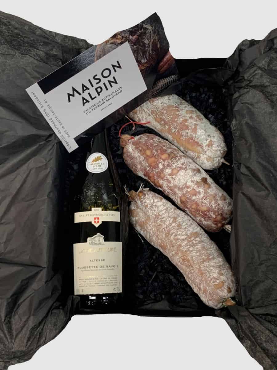 Panier gourmand haut-savoyard- assortiment de saucissons artisanal et délicieux vin blanc de savoie