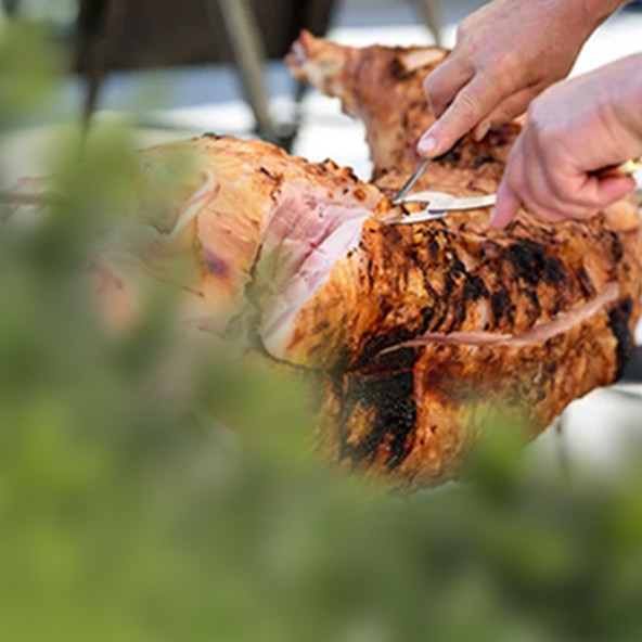 Cochon de lait et porcelet frais, MAISON ALPIN vous présente l’incontournable de la cuisson à la broche, le cochon de lait !