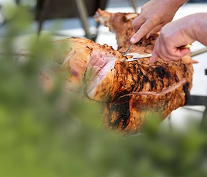 Cochon de lait et porcelet frais, MAISON ALPIN vous présente l’incontournable de la cuisson à la broche, le cochon de lait !