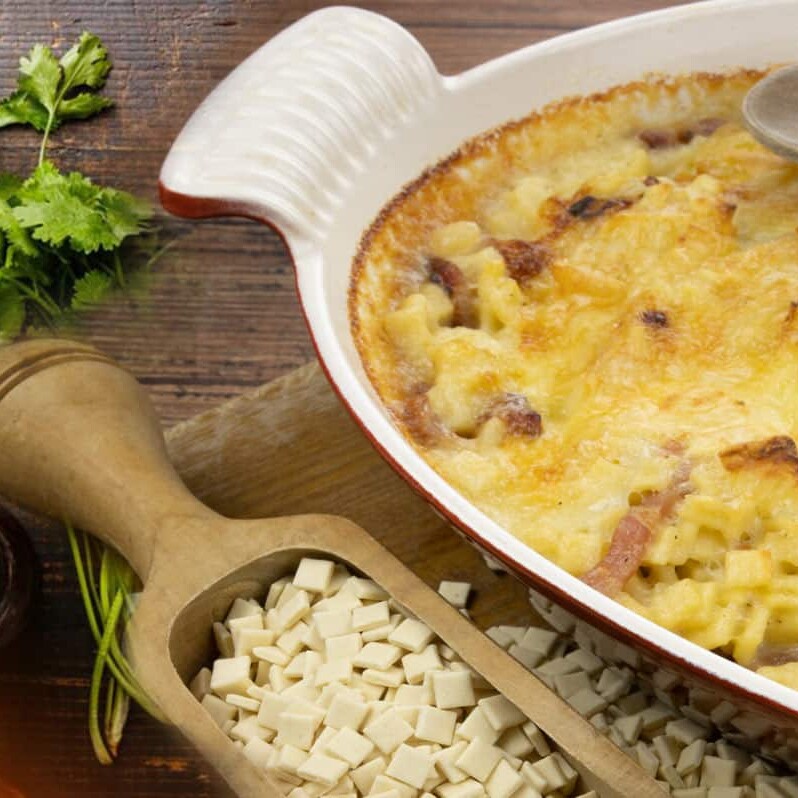 Inspirée de la tartiflette, la croziflette réunit tous les bons produits de Savoie